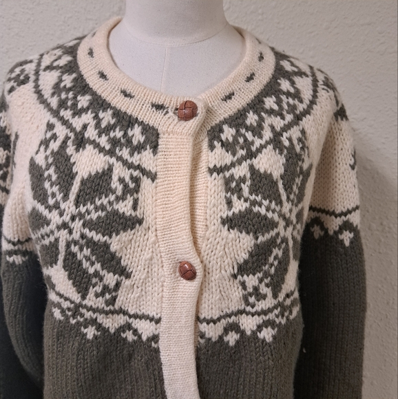 Beautiful Vintage GAP hand knit cardigan - Picture 2 of 7